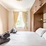 Modern Stylish Central Apt With Free Parking